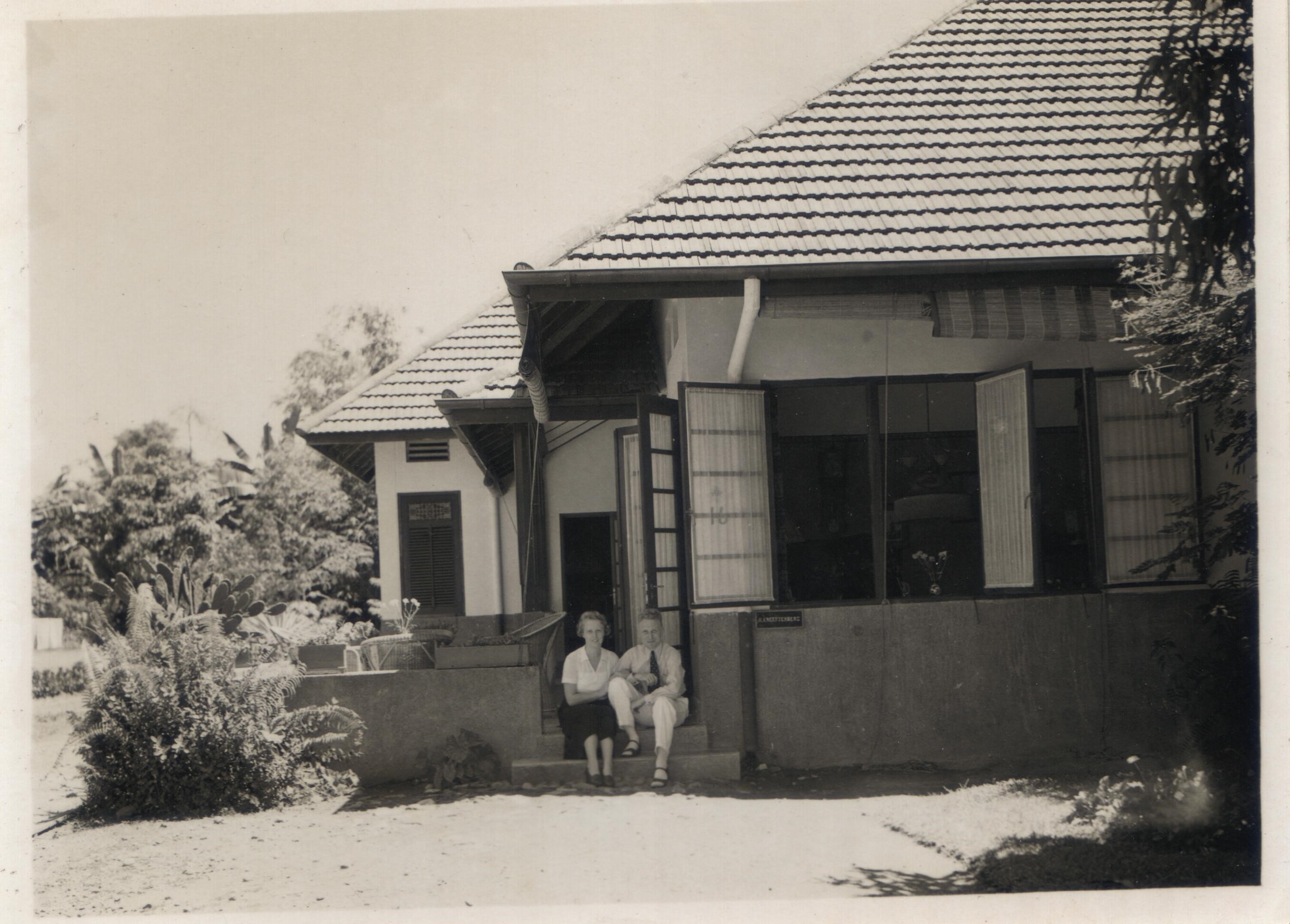 opa en oma Kreeftenberg 1934 Medan Heemskerklaan 16 - 1